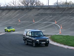 Discovery 2 TD5 sur le circuit de Monthléry