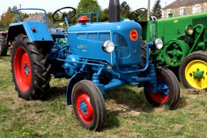 Vieux tracteurs à Epinay-sur-Odon, Calvados